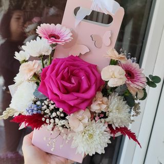 Aranjament roz - cu mix de flori asortate 