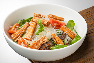 САЛАТ ЗІ СКЛЯНОЮ ЛОКШИНОЮ ТА ФУДЖУ (250g)