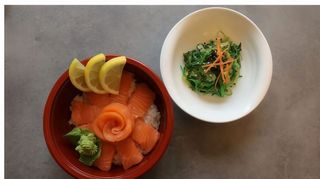 411 Coca-Cola, ciotola di riso con salmone, japanese salad