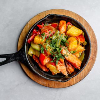 Форель с овощами на сковороде (370 гр.)