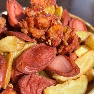 Salchipapas con pollo frito