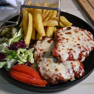 Meniu pollo parmigiano mare (bautura inclusa)