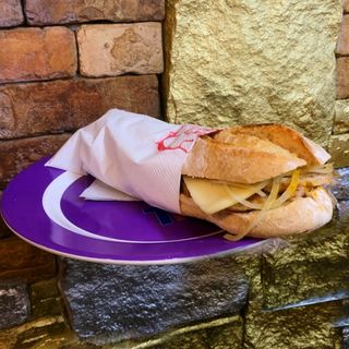 Bocadillo Pollo Curry (Pan De Leña)