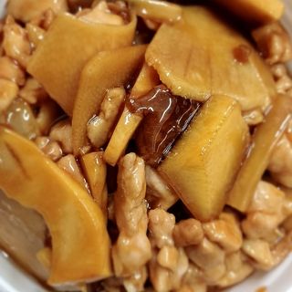 pollo con bambú y setas chinas