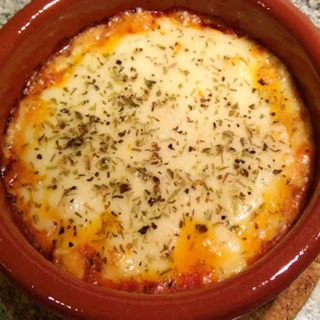 Provolone Fundido Con Tomate Y Orégano