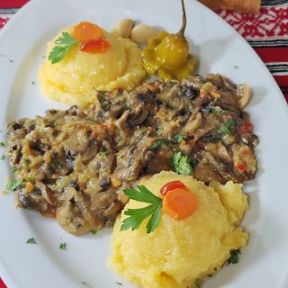 Tocanita de ciuperci cu mamaliguta si usturoi