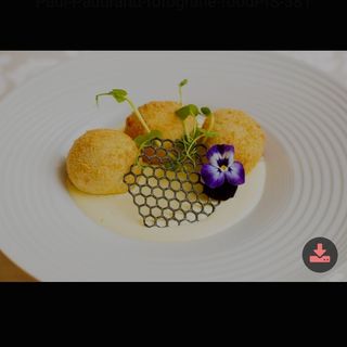 Gomboti cu prune, scortisoara si levantica cu sos anglais