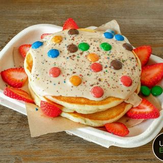 PANQUECA C/ TOPPING E CHOC (3 UNI)