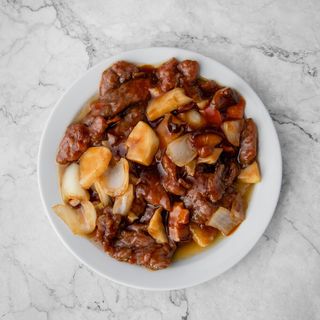 ternera con bambú y setas chinas