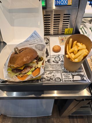 Бургер с дърпано свинско (450г)