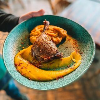 Качина ніжка су-від, мікс картопляного пюре та капусти, яблучний соус