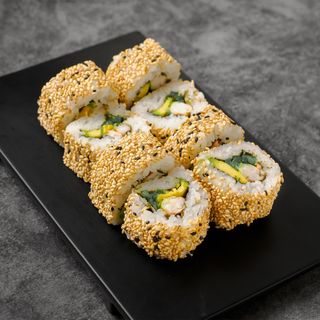 Uramaki Aguacate, Wakame, Pepino, Cebolla Frita