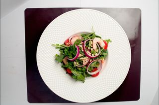 Салат с рукколой и креветками