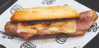 Ramoncito de pollo asado con salsa Emmy Ramona y bacon crispy