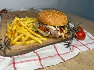 Бургер с дърпано свинско (280г)