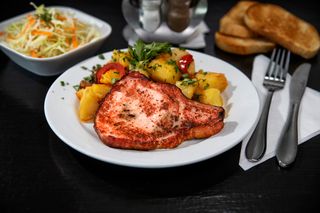 Cotlet haiducesc la gratar cu cartofi taranesti