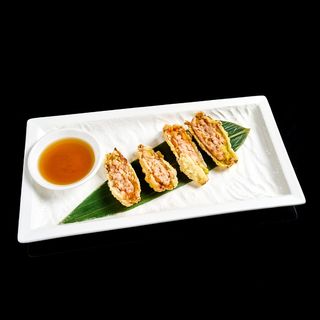 38 Tempura di fiori di zucca con ripieno di carne e gamberi 