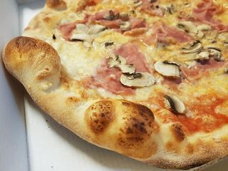 15. Pizza classica tirolese