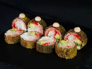Roll w tempurze z łososiem i masago (8szt) (340g)