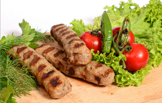 Тройка кебапчета с пържени картофки и домашна лютеница  (450г)