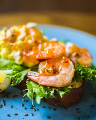 Тост з креветками з гостро солодким соусом