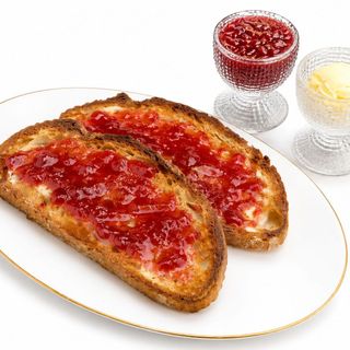 Tosta con Mantequilla y Mermelada.