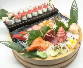 Sushi deluxe platter