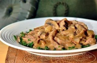 мясо теленка с грибами с картофелем по-деревенски