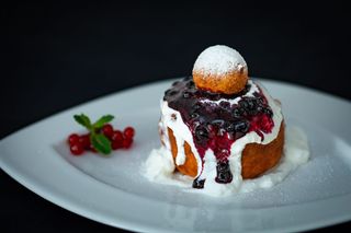 Papanași cu dulceață și smântână