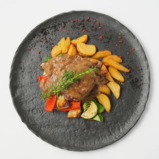 Biftek u umaku od zelenog papra s pečenim krumpirom