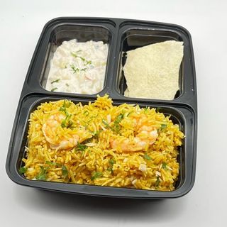 Jhinga biryani e salsa di yogurt con verdure
