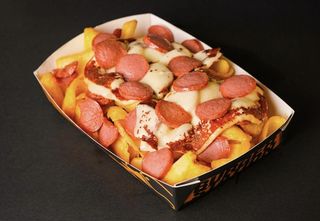 Patata con würstel e provola