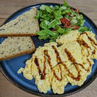 Omelette with salad 
