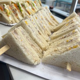 Sándwich De Masa Cangrejo Y Huevo Duro