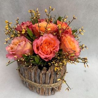 Cesto estivo con colori caldi