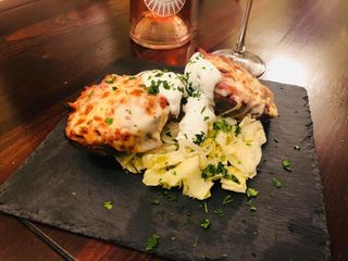 Cartofi copţi cu bacon si cașcaval