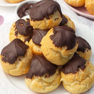 Profiteroles rellenos de crema con chocolate