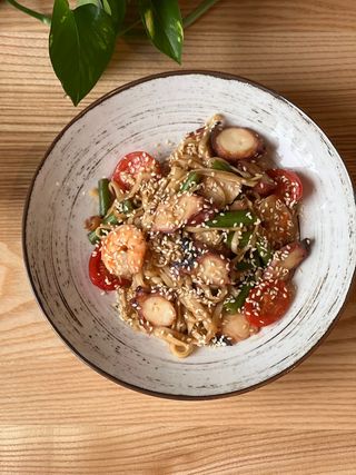 Udon z ośmiornicą i krewetkami