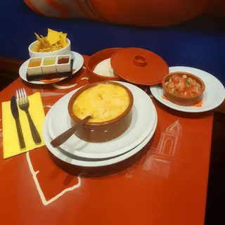 Queso fundido de tinga de pollo