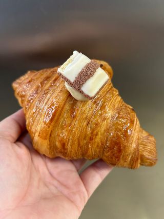 Croissant Mantequilla Relleno Kinder