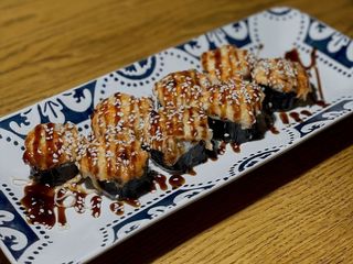 ЗАПЕЧЕНИЙ РОЛ З ЛОСОСЕМ (270/20/10g)