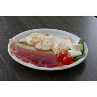 Jaja na oko sa njeguškim pršutom