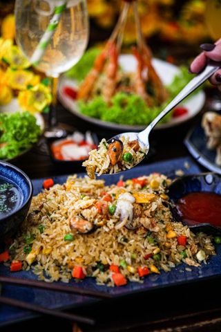 Ryż smażony z owocami morza