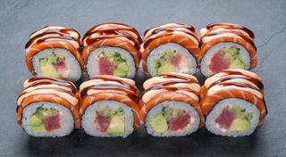 Рол Футомакі з лососем і тунцем
