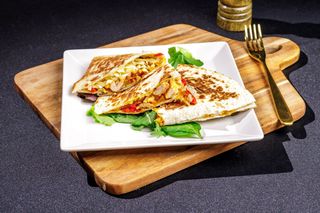 Quesadilla cu pui și mix de brânzeturi