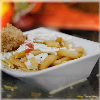 Пържени пресни картофи със сирене (250г)