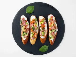 Брускета з тунцем і томатами (120г)
