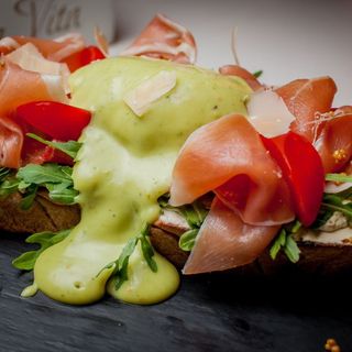 Брускета з хамоном, яйцем пашот під сирним песто ( 0,330 г)