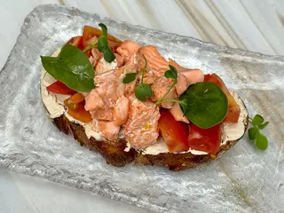 Брускета з запеченим лососем і томатами (190g)