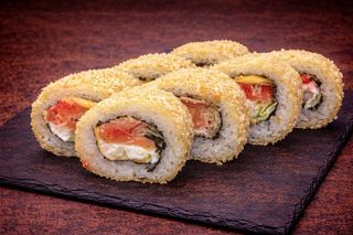Смажений рол з лососем